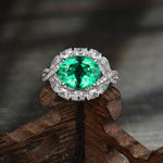 Lade Bild in die Galerieansicht, Twist Band 3.5 Ct Lab Emerald Engagement Ring - LGG Jewelry