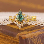 Lade Bild in die Galerieansicht, Vintage Cluster Kite Cut Green Moissanite Bridal Ring Set - 2pcs - LGG Jewelry