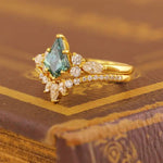Lade Bild in die Galerieansicht, Vintage Cluster Kite Cut Green Moissanite Bridal Ring Set - 2pcs - LGG Jewelry