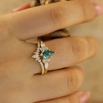 Lade Bild in die Galerieansicht, Vintage Cluster Kite Cut Green Moissanite Bridal Ring Set - 2pcs - LGG Jewelry