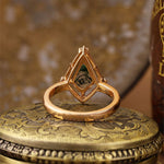 Lade Bild in die Galerieansicht, Vintage Kite Cut Moss Agate Art Deco Engagement Ring - LGG Jewelry
